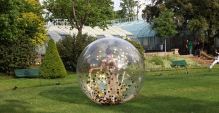 Danseuse dans une bulle en extérieur