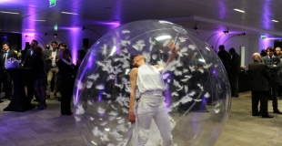 Danseuse dans une bulle événementiel intérieur