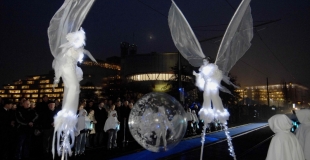 Danseuse bulle de nuit avec des échassiers blancs