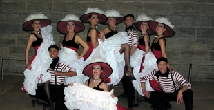 Troupe de danseurs de french cancan