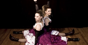 Duo de danseuses french cancan