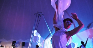 Danse avec ballons à l'hélium pour entreprise